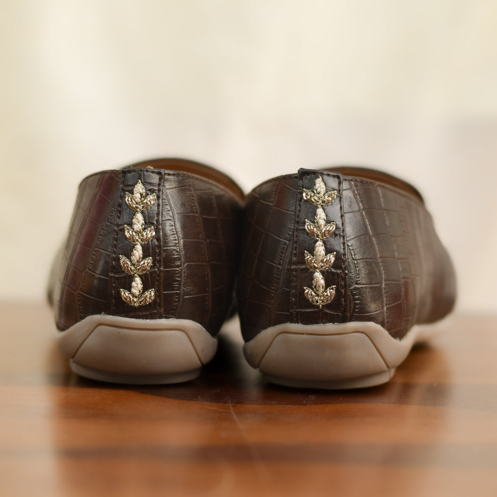 Crocodile patterned slip-on with decorative threadwork across the upper and back.