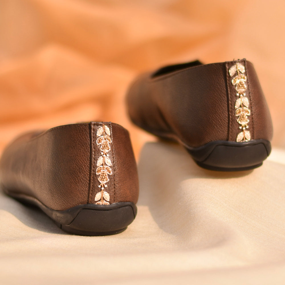 Ethnic mojri with fine floral pattern on flexible sole