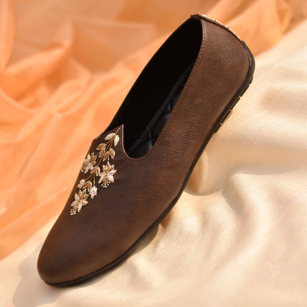 Classic brown slip-on mojri with embroidered floral motif