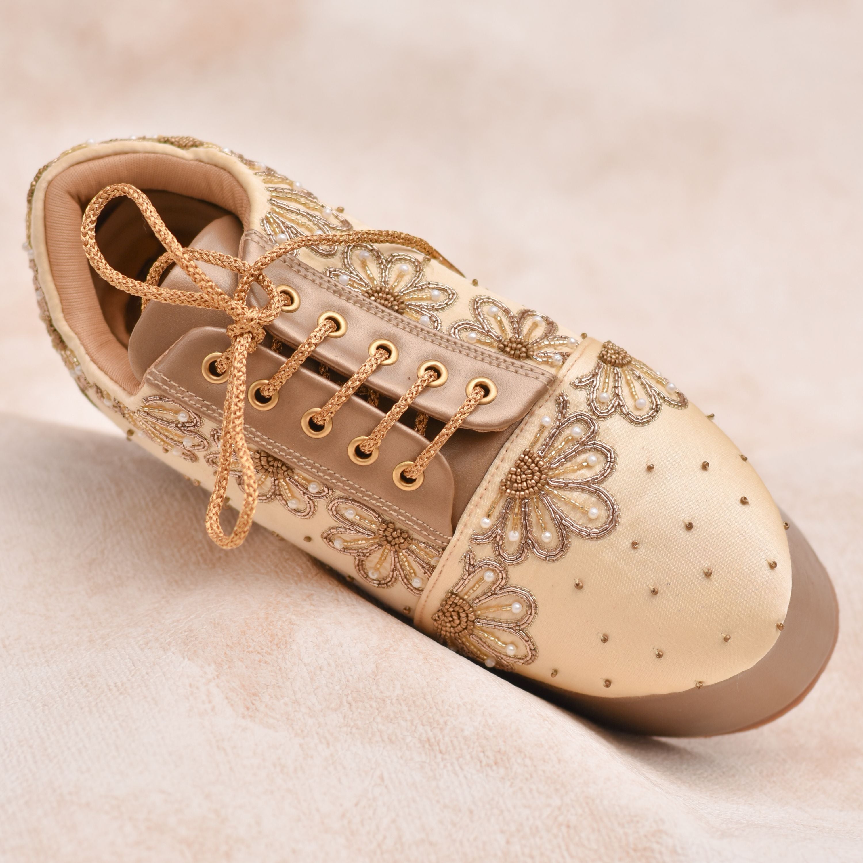 High platform wedding sneaker in beige tones with embroidered flowers and shimmer laces.