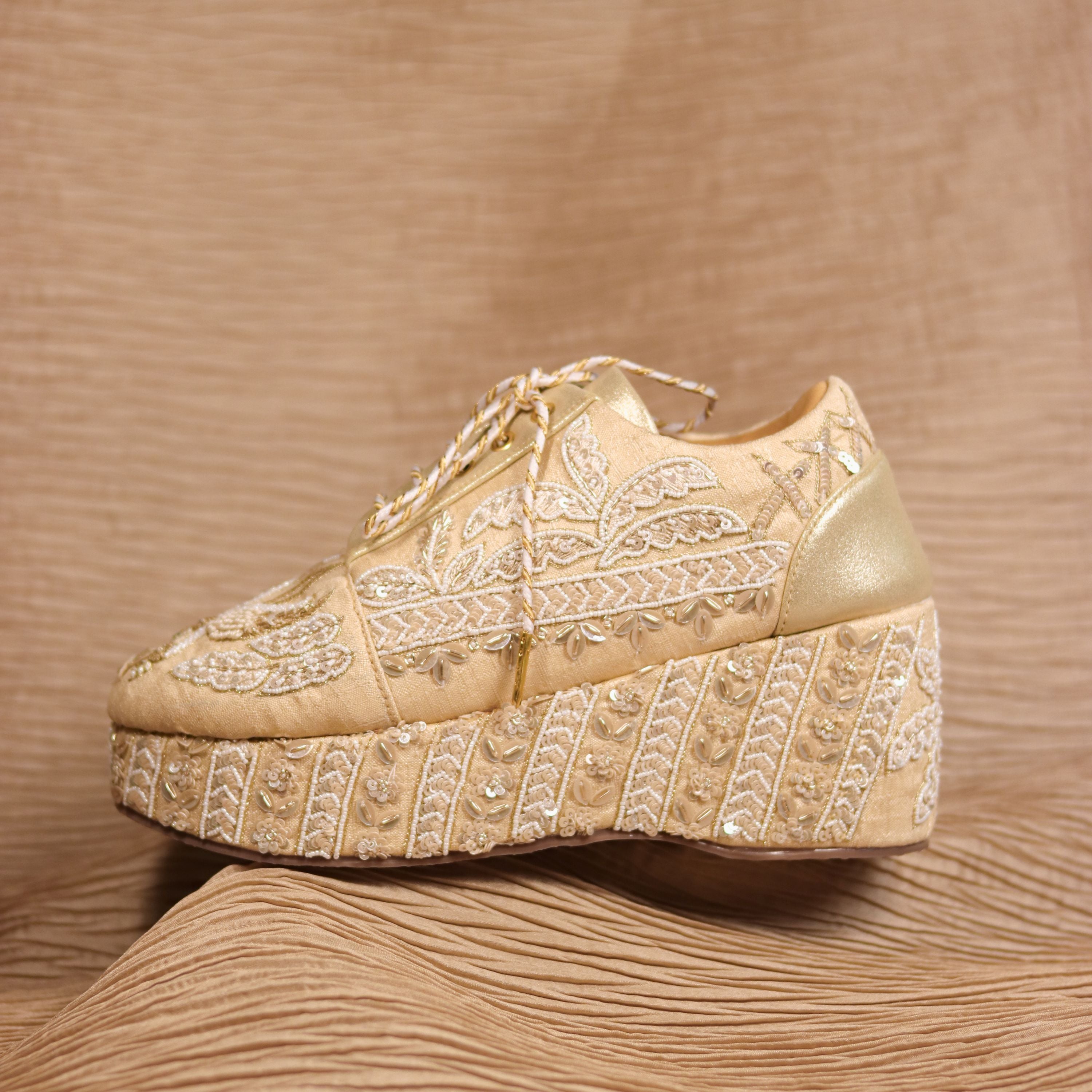 Sneaker Wedges with embroidered heels and anti-slip sole. 