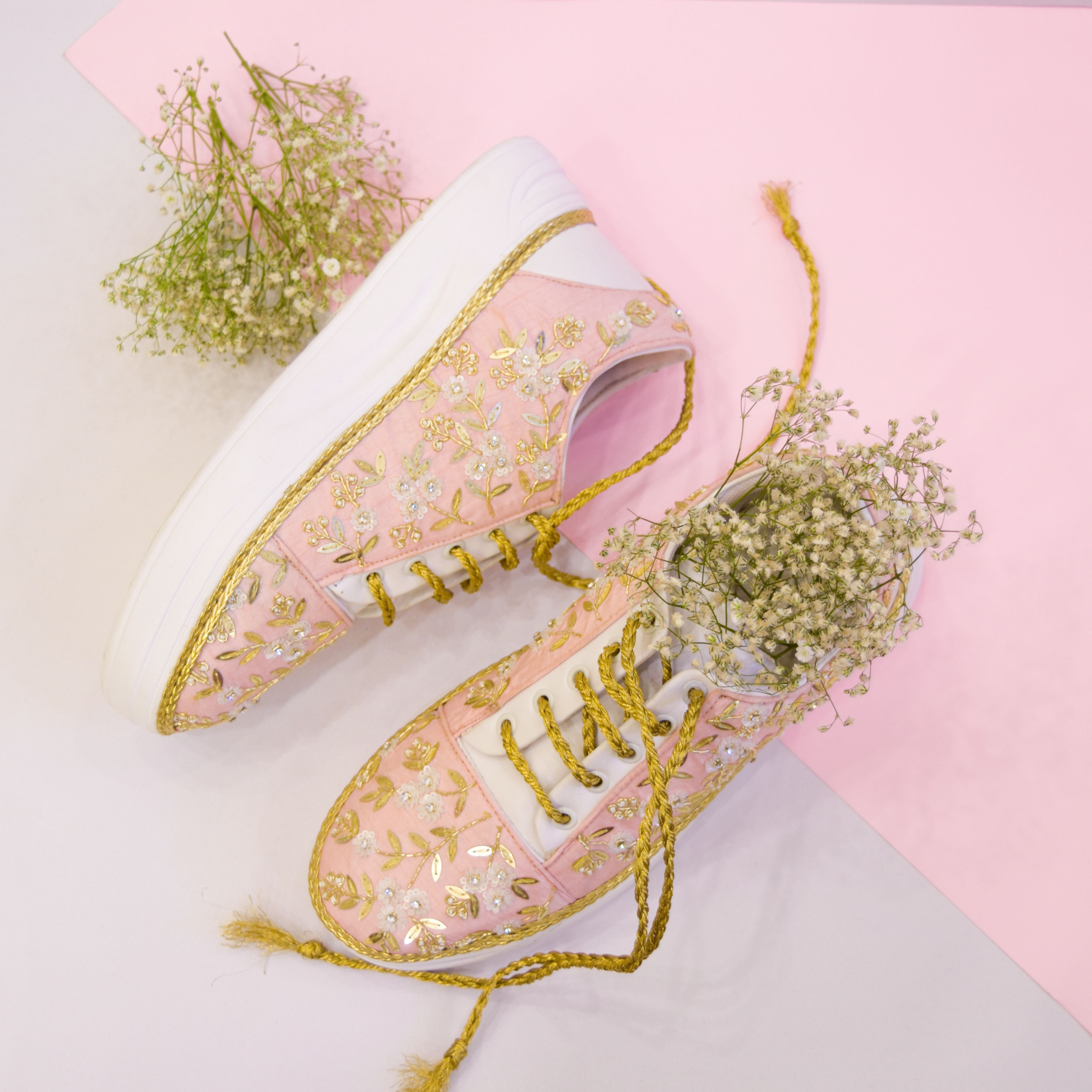 Quirky flat sneakers with sequins embellishment