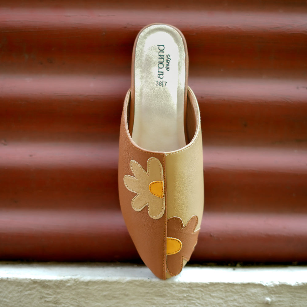 Pointed-toe mule with geometric colour-block design and comfortable heel

