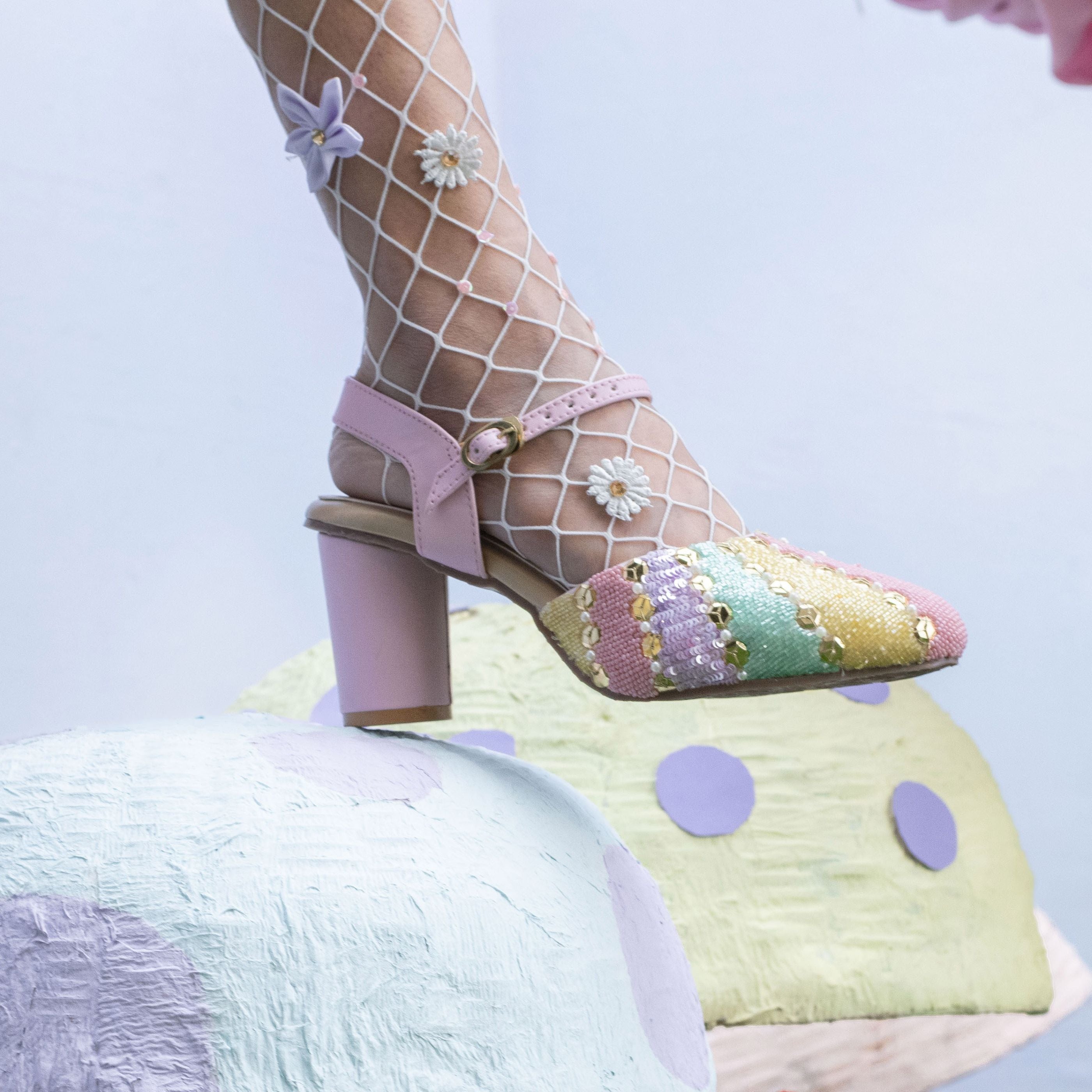 Closed-toe heels with multicolour design and secured ankle support