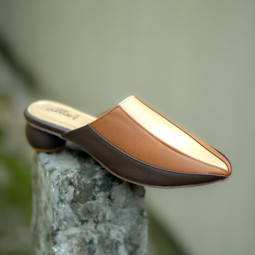 Caramel and beige mule with oversized floral motifs and pointed toe
