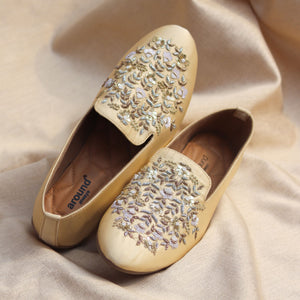 Men’s cream embroidered ethnic mojri footwear with cushioned footbed for wedding and festive wear