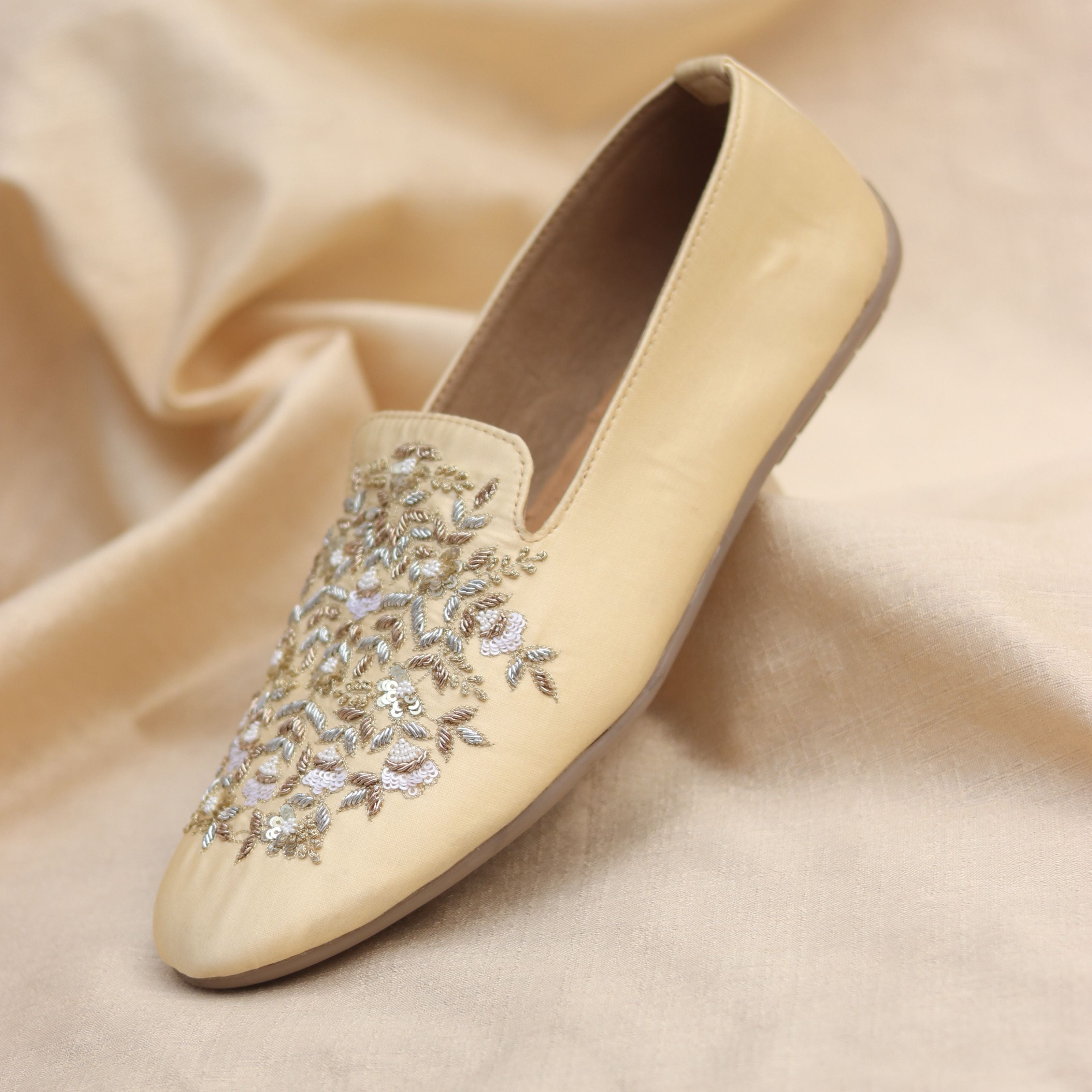 Cream groom loafer with intricate hand embroidery for Indian wedding and sangeet.