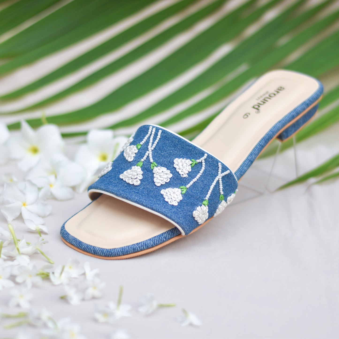 White and blue denim sliders for casual wear