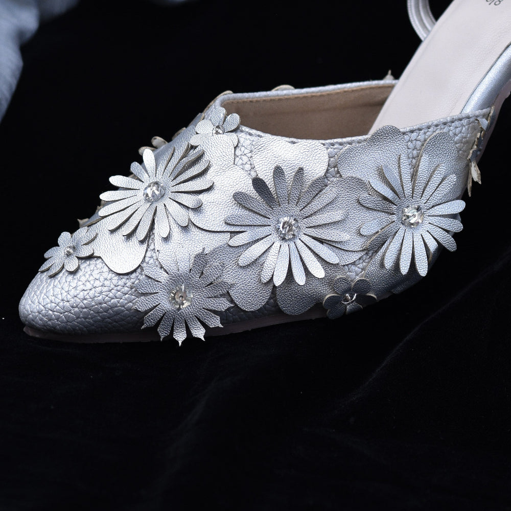 Textured pointed heels with delicate strap and 3D flowers
