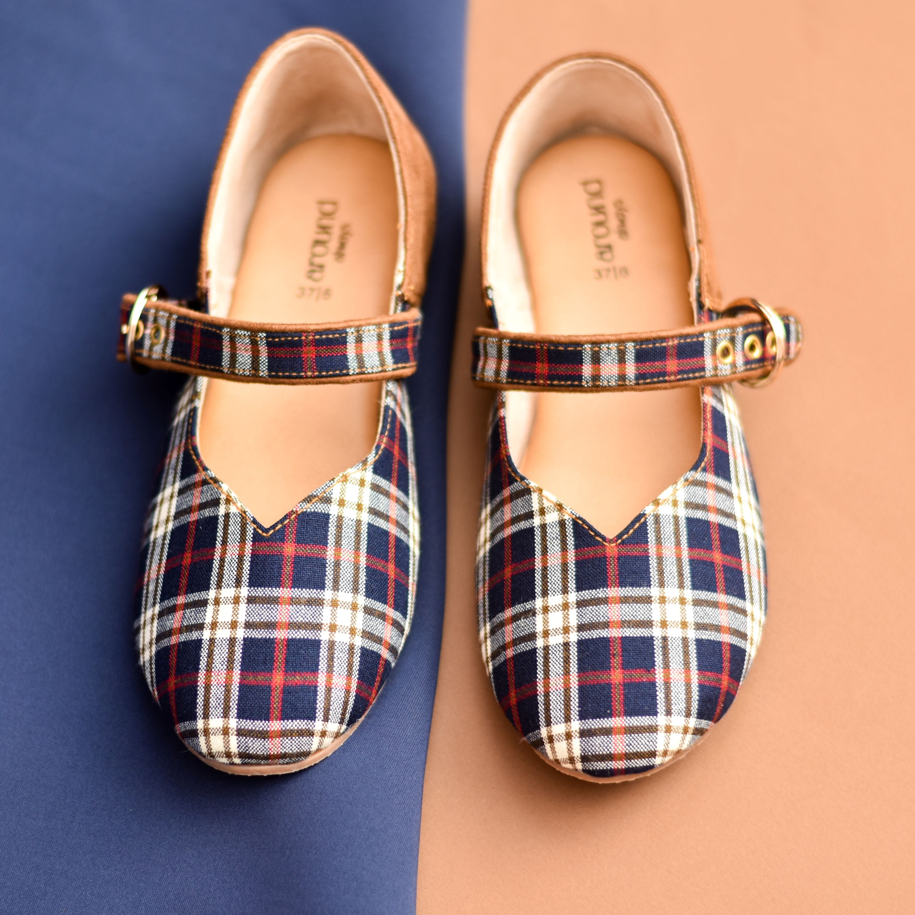 stylish juttis for bride