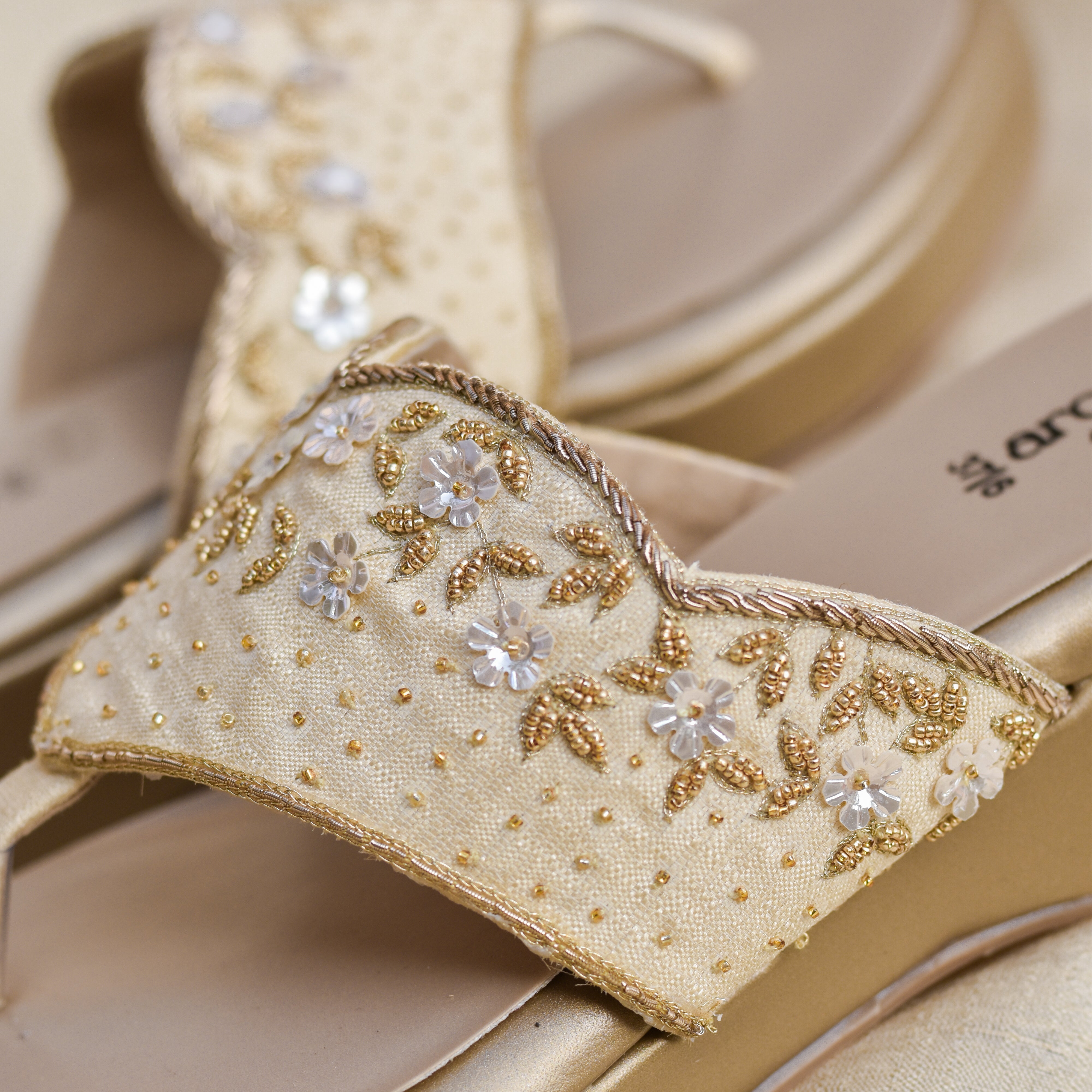 Stylish thong heels with metallic threadwork and padded base