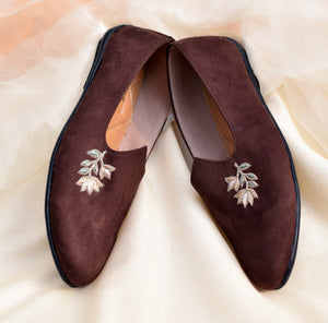 Brown mojri with intricately embroidered lotus motif detail