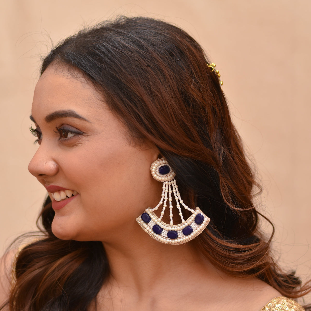 Embroidered blue stone and white pearls jewellery for cocktail look