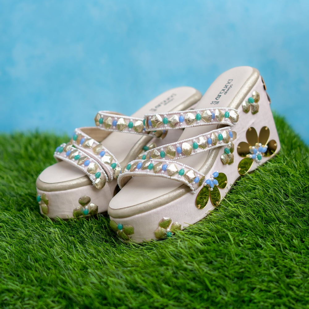 Decorative sandals with floral patterns with comfortable insole for Mahndi occasion.