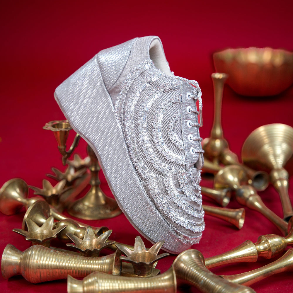 Silver occasion sneaker wedge with wave-like sequin pattern
