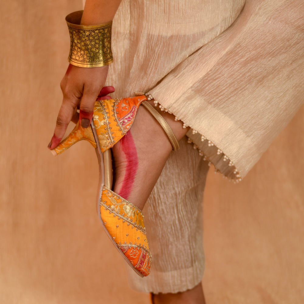 Traditional inspired heel with textured upper and cushioned footbed