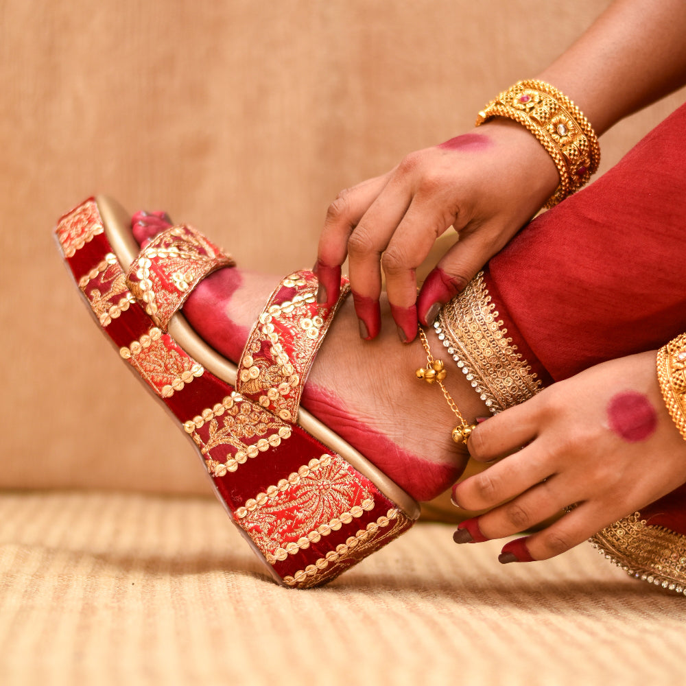 Open-toe red sandal with embroidered straps and wedges with anti-slip sole
