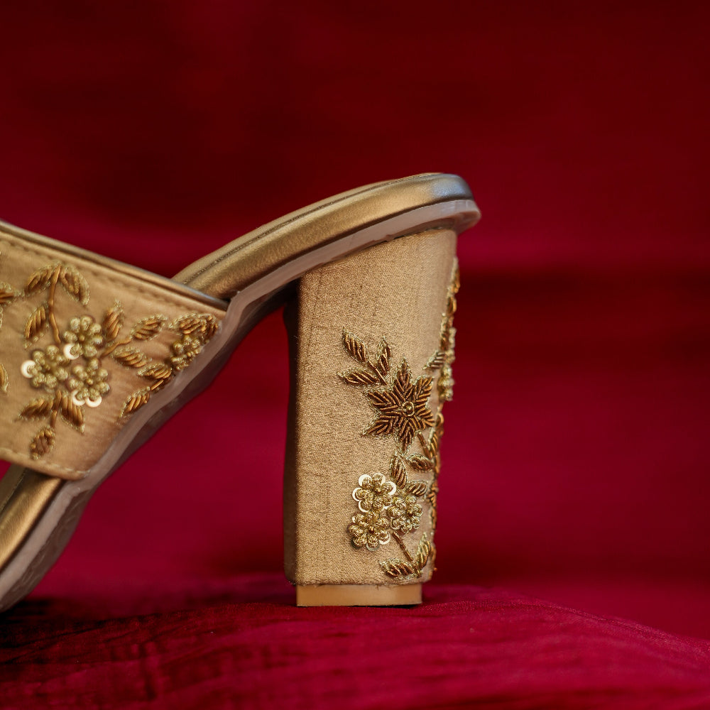 Traditional-inspired gold sandal with toe loop
