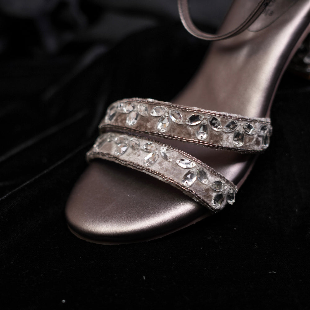 Sparkling block heels with double straps and adjustable back closure
