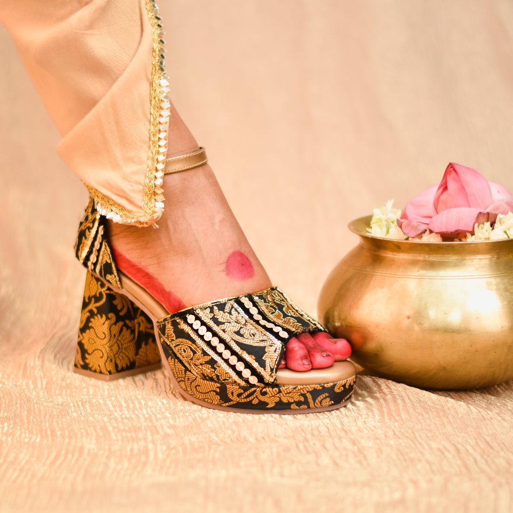 Ethnic black heel with gold motifs and front platform