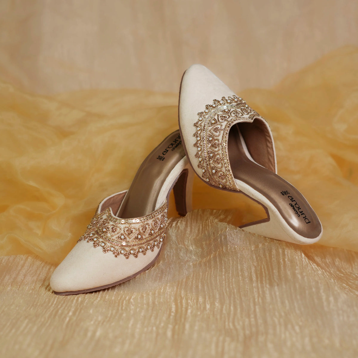 Pointy mules with golden accents to pair with a golden detailing outfit