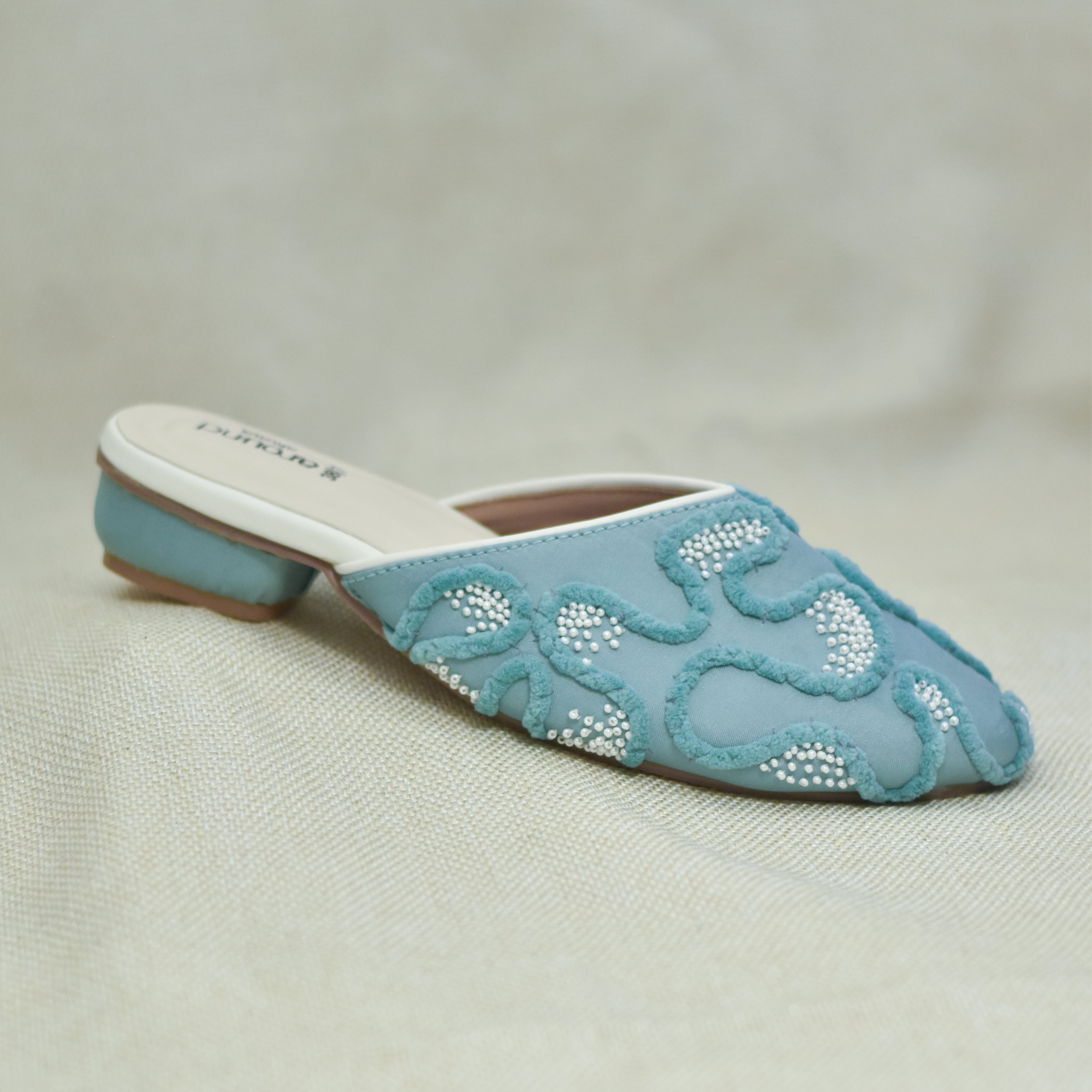 stylish juttis for bride india