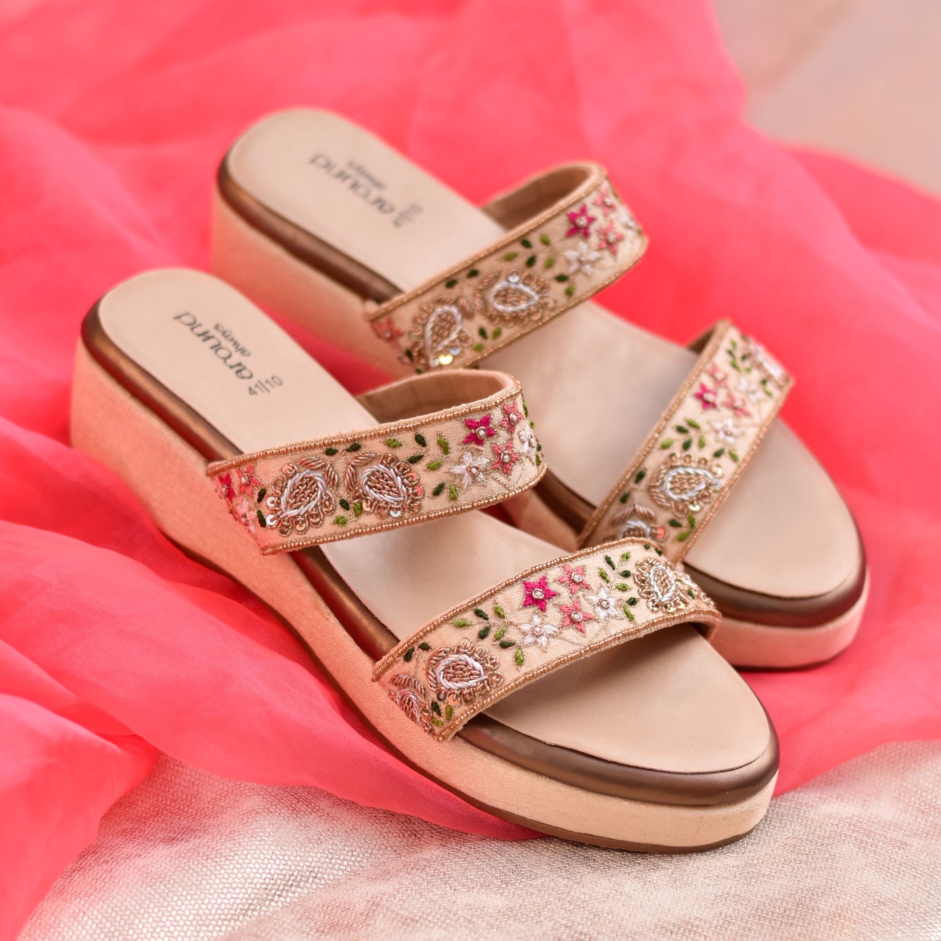 Comfort-first option showcasing colourful motifs and relaxed style