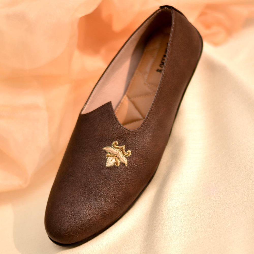 Rich brown mojri featuring minimal pattern embroidery, breathable lining, and supportive cushioned base