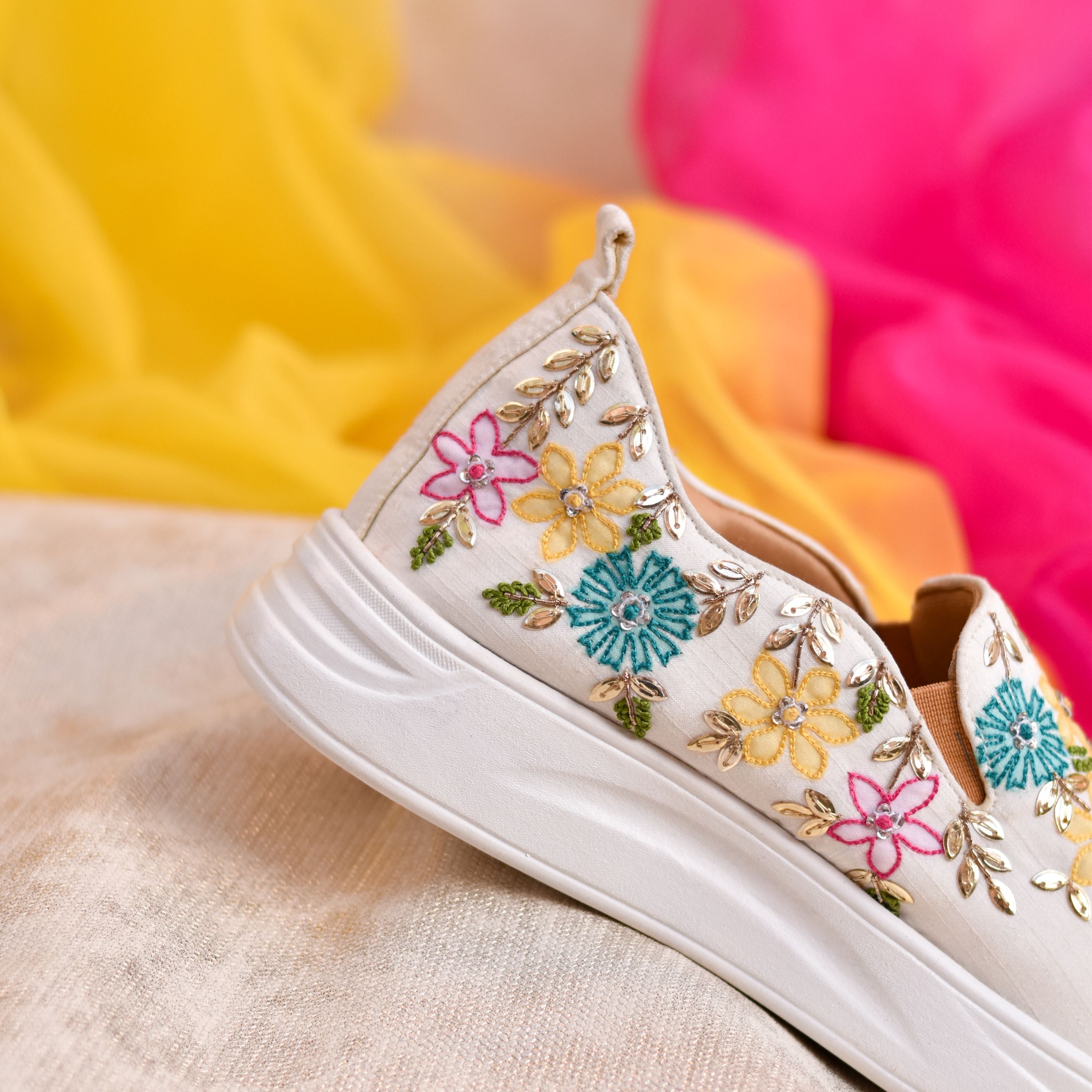 Comfortable sneakers with bright embroidered flowers and white Flat sole.