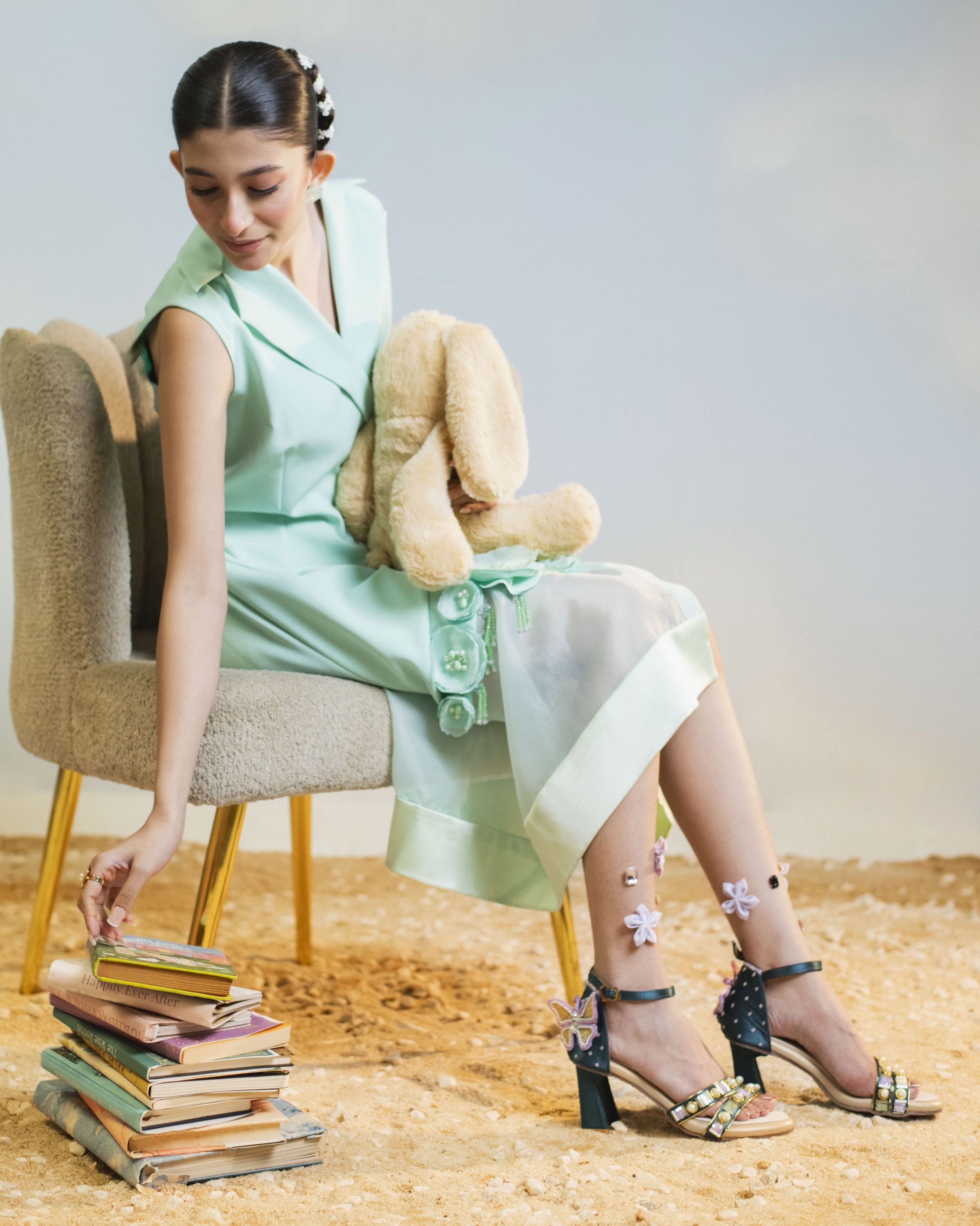 Structured heeled sandals with dual straps and metalic details