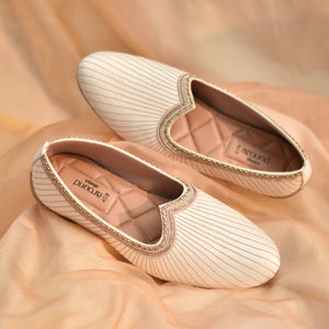 Traditional soft ivory mojri with scalloped opening and fine detailing