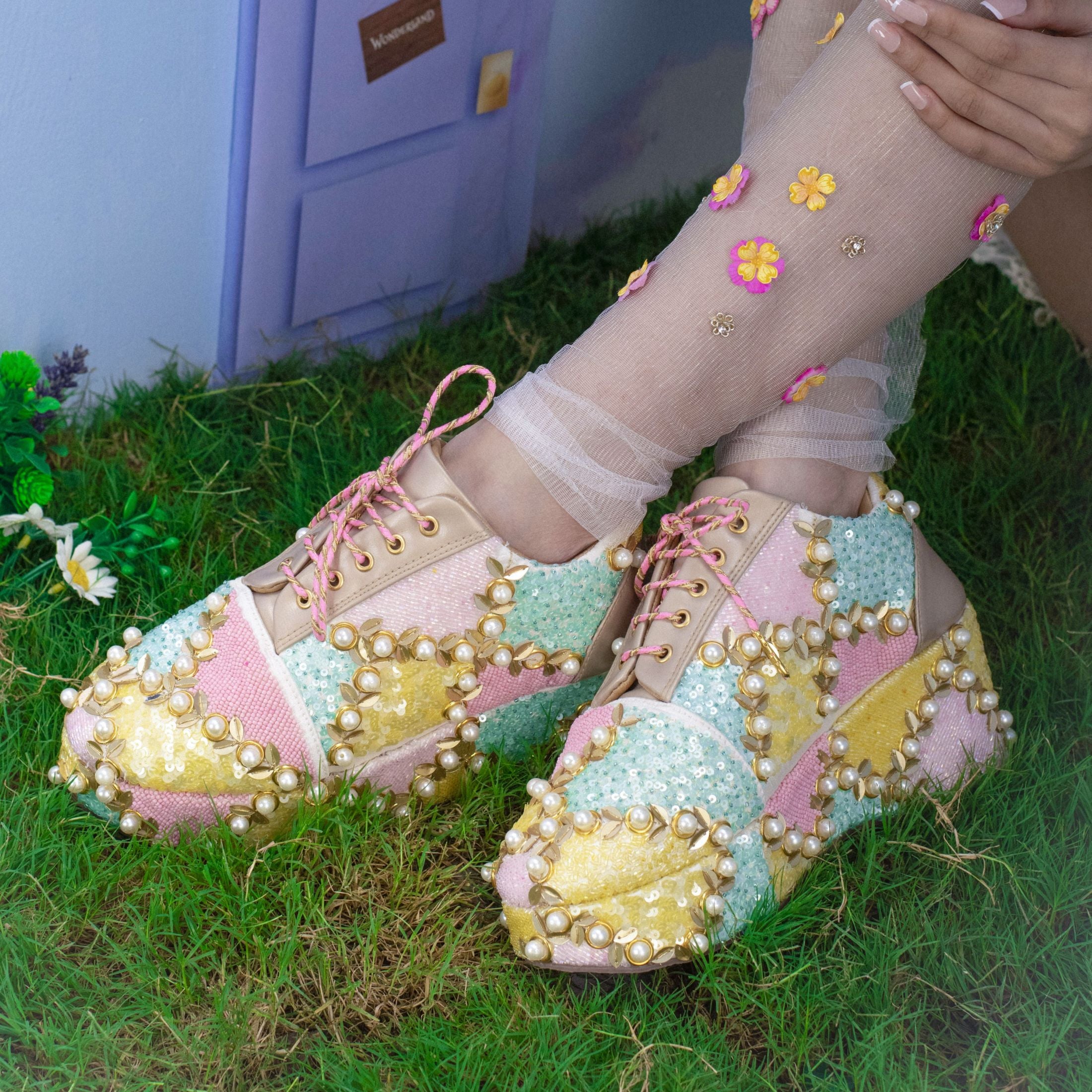 Embroidered sneakers with pastel embroidery with cushioned insole.