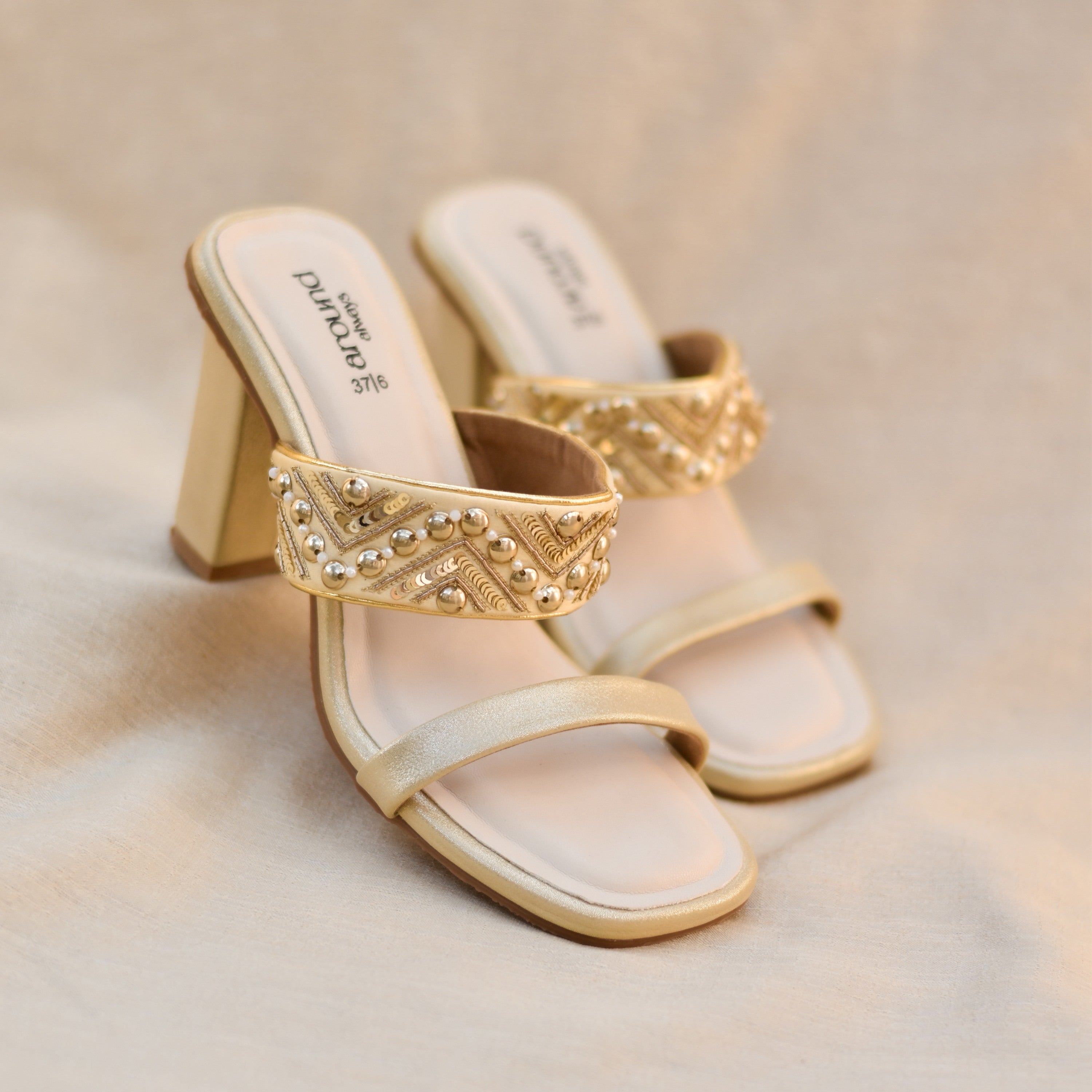 Versatile wedding sandals in golden colour and high heel height