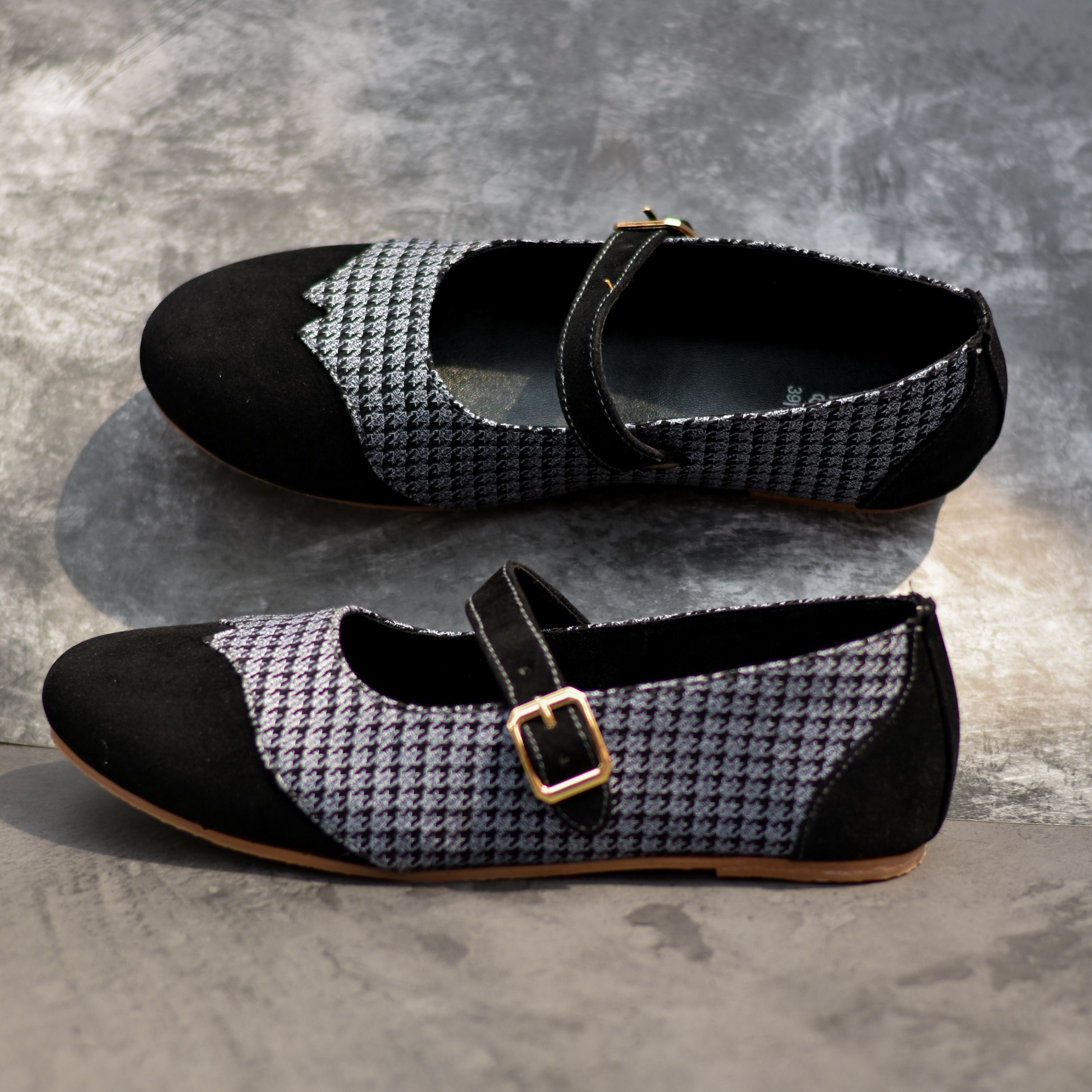 stylish black wedding juttis for women