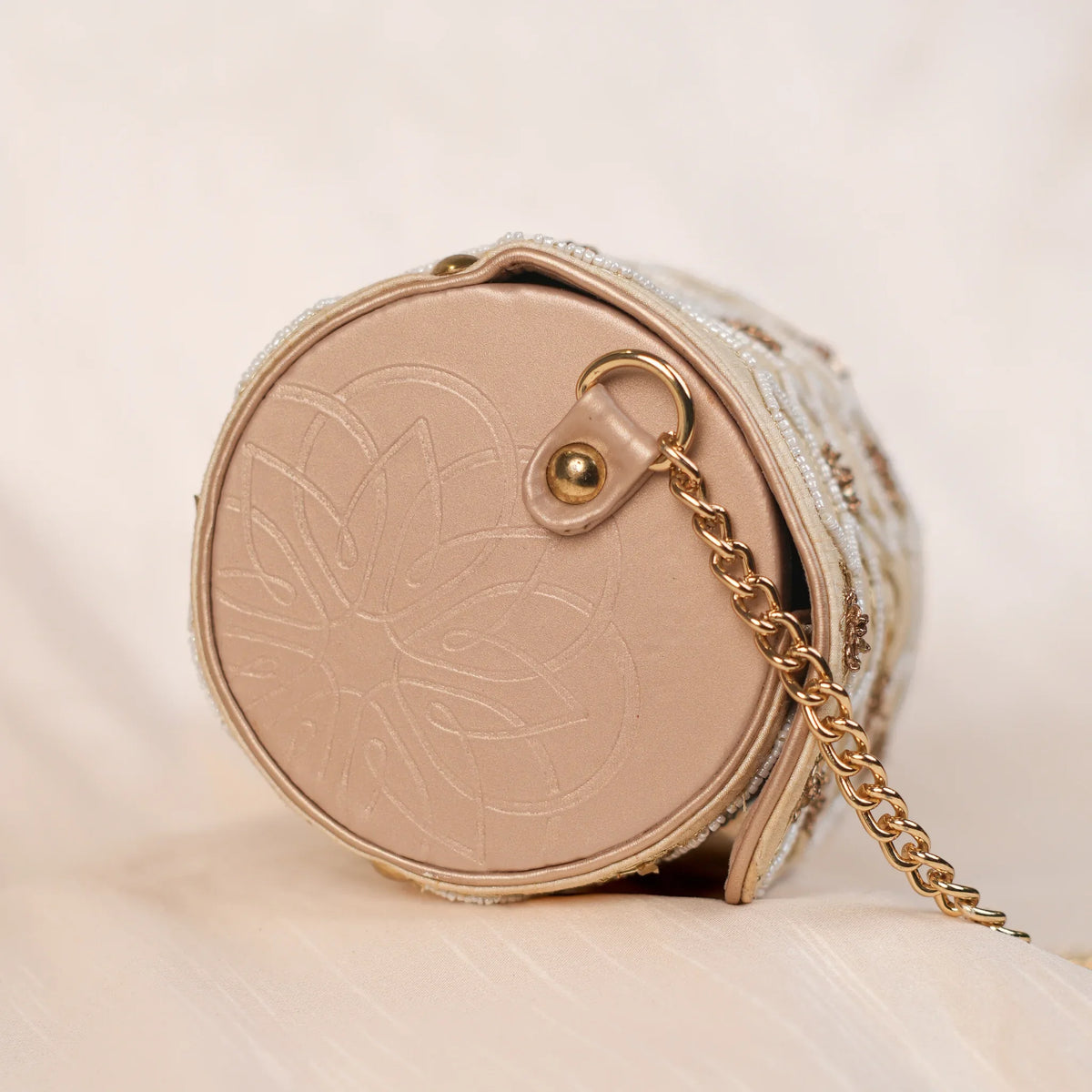 Round blush end of the Honeycomb clutch with pressed flower design