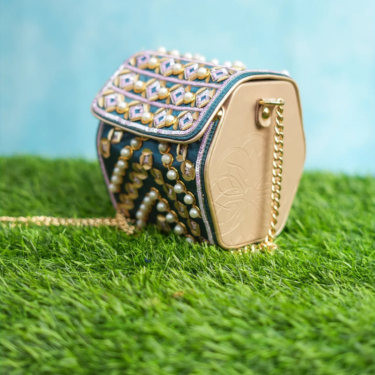 Six-sided beige end of the Indie bag with pressed flower design and gold chain