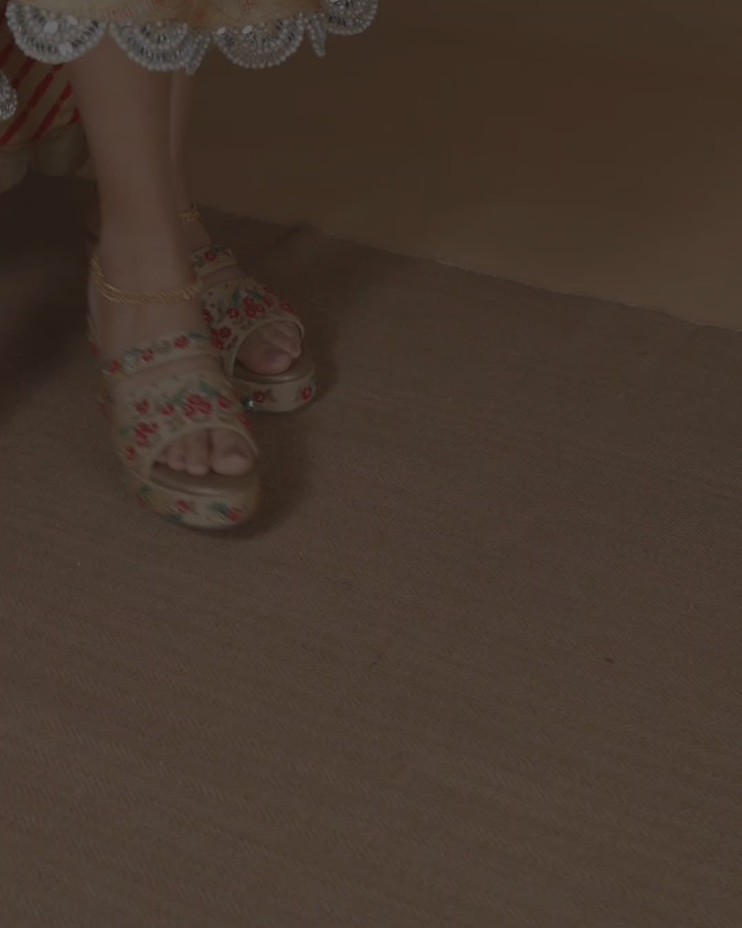 Comfortable high wedding heels in golden and red thread embroidery 