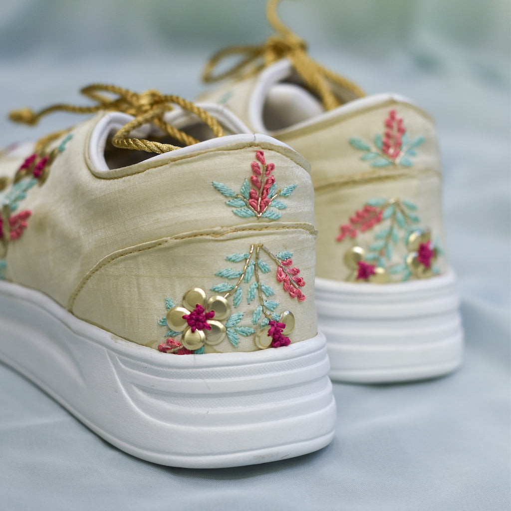 Light sequins embroidered heels on sneakers
