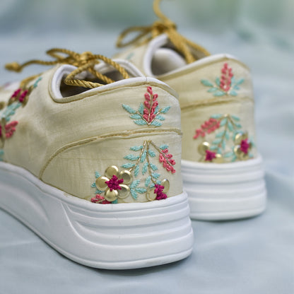 Light sequins embroidered heels on sneakers